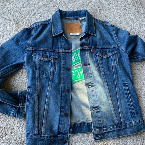 Levi’s Premium Denim Custom Trucker Jacket - Picture 2 of 6